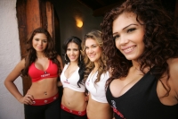 LAS HERMOSAS MODELOS QUE ACOMPAÑAN LA GIRA DE MOTOCICLISTAS EN LA CIUDAD DE SAN CRISTOBAL DE LAS CASAS SONRIEN PARA NUESTROS LECTORES