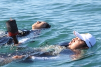 11 de diciembre. Peregrinos nadan en las costas chiapanecas.