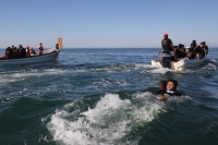 11 de diciembre. Peregrinos nadan en las costas chiapanecas.