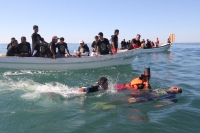 11 de diciembre. Peregrinos nadan en las costas chiapanecas.