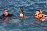 11 de diciembre. Peregrinos nadan en las costas chiapanecas.