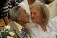 Miércoles 29 de septiembre. La boda colectiva realizada esta mañana en la plaza central de Tuxtla une ancianos y jóvenes en una sencilla ceremonia organizada en las cercanias de la administración municipal.