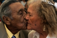 Miércoles 29 de septiembre. La boda colectiva realizada esta mañana en la plaza central de Tuxtla une ancianos y jóvenes en una sencilla ceremonia organizada en las cercanias de la administración municipal.