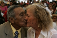 Miércoles 29 de septiembre. La boda colectiva realizada esta mañana en la plaza central de Tuxtla une ancianos y jóvenes en una sencilla ceremonia organizada en las cercanias de la administración municipal. Miércoles 29 de septiembre. La boda colectiva realizada esta mañana en la plaza central de Tuxtla une ancianos y jóvenes en una sencilla ceremonia organizada en las cercanias de la administración municipal.