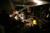 Viernes 15 de octubre. Los bomberos de la ciudad de Tuxtla Gutiérrez realizan esta mañana una práctica de rescate en zonas de desastre, ejercicio que incluye rapel, rescate en condiciones extremas y primeros auxilios.
