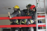 Viernes 15 de octubre. Los bomberos de la ciudad de Tuxtla Gutiérrez realizan esta mañana una práctica de rescate en zonas de desastre, ejercicio que incluye rapel, rescate en condiciones extremas y primeros auxilios.