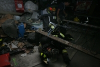 Viernes 15 de octubre. Los bomberos de la ciudad de Tuxtla Gutiérrez realizan esta mañana una práctica de rescate en zonas de desastre, ejercicio que incluye rapel, rescate en condiciones extremas y primeros auxilios.
