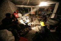 Viernes 15 de octubre. Los bomberos de la ciudad de Tuxtla Gutiérrez realizan esta mañana una práctica de rescate en zonas de desastre, ejercicio que incluye rapel, rescate en condiciones extremas y primeros auxilios.