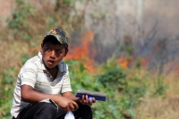 Viernes 27 de diciembre del 2013. Curiosos observan el incendio que se produjo en un pastizal en las cercanías del Libramiento Norte y de la Calzada al Sumidero.