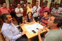 Martes 25 de julio del 2017. Tuxtla Gutiérrez. La agrupación del Colegio de Creadores de Arte espera al encargado del Coneculta-Chiapas después de realizar una protesta simbolica en las afueras de esta institución