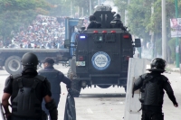 Domingo 5 de junio del 2016. Tuxtla Gutiérrez. De los enfrentamientos entre las corporaciones policiacas y el movimiento magisterial en la capital del estado de Chiapas.