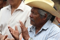 Indígenas de las comunidades de Teopisca en la zona altos de Chiapas, trabajan en la segunda etapa del manejo sustentable de sus bosques aprovechando la madera y reforestando los terrenos ejidales de esta comunidad. Después de 10 años de trabajos, los eji