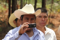 Indígenas de las comunidades de Teopisca en la zona altos de Chiapas, trabajan en la segunda etapa del manejo sustentable de sus bosques aprovechando la madera y reforestando los terrenos ejidales de esta comunidad. Después de 10 años de trabajos, los eji