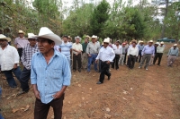 Indígenas de las comunidades de Teopisca en la zona altos de Chiapas, trabajan en la segunda etapa del manejo sustentable de sus bosques aprovechando la madera y reforestando los terrenos ejidales de esta comunidad. Después de 10 años de trabajos, los eji