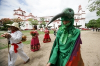 Miércoles 29 de junio. La danza del Bourroncito o del Colibrí es llevada a cabo en las calles de la comunidad de Chiapa de Corzo donde los participantes representan la entrada de la temporada fértil del campo del sureste de México.