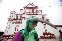 Miércoles 29 de junio. La danza del Bourroncito o del Colibrí es llevada a cabo en las calles de la comunidad de Chiapa de Corzo donde los participantes representan la entrada de la temporada fértil del campo del sureste de México.