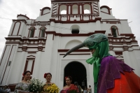 Miércoles 29 de junio. La danza del Bourroncito o del Colibrí es llevada a cabo en las calles de la comunidad de Chiapa de Corzo donde los participantes representan la entrada de la temporada fértil del campo del sureste de México.