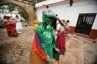 Miércoles 29 de junio. La danza del Bourroncito o del Colibrí es llevada a cabo en las calles de la comunidad de Chiapa de Corzo donde los participantes representan la entrada de la temporada fértil del campo del sureste de México. Miércoles 29 de junio. La danza del Bourroncito o del Colibrí es llevada a cabo en las calles de la comunidad de Chiapa de Corzo donde los participantes representan la entrada de la temporada fértil del campo del sureste de México.