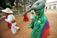 Miércoles 29 de junio. La danza del Bourroncito o del Colibrí es llevada a cabo en las calles de la comunidad de Chiapa de Corzo donde los participantes representan la entrada de la temporada fértil del campo del sureste de México.