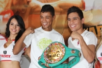 Jueves 19 de mayo. Las bellezas y los pugilistas se dieron cita esta mañana para hacer la presentación oficial de la contienda entre el Gusano tomas Rojas y Juan José Goofy Montes por el campeonato mundial mini-mosca del CMB que se realizara el fin de sem