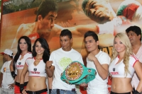 Jueves 19 de mayo. Las bellezas y los pugilistas se dieron cita esta mañana para hacer la presentación oficial de la contienda entre el Gusano tomas Rojas y Juan José Goofy Montes por el campeonato mundial mini-mosca del CMB que se realizara el fin de sem