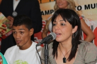 Jueves 19 de mayo. Las bellezas y los pugilistas se dieron cita esta mañana para hacer la presentación oficial de la contienda entre el Gusano tomas Rojas y Juan José Goofy Montes por el campeonato mundial mini-mosca del CMB que se realizara el fin de sem