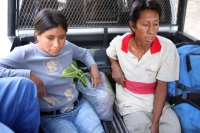 Foto/Fredy Martín: Comitán, Chis.  Los hermanos Rosalinda y Julio César Méndez López, presuntos brujos fueron detenidos por habitantes de la ranchería San José Yocnajab, cuando intentaron curar una vaca y optaron por matar a garrotazos a un perro, al que 