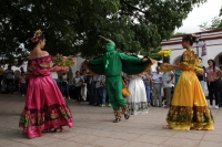 Domingo 26 de junio del 2016. Chiapa de Corzo. La Danza del Colibrí o Burrioncito. Esta danza de origen prehispánico es representada por jóvenes chiapacorceños en la víspera de la celebración de San Pedro en esta rivereña ciudad colonial. Los danzantes re