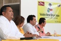 Lunes 17 de junio del 2013. Tuxtla Gutiérrez. Jóvenes chiapanecos agrupados en Ciudadanos 2.0 presentan a los representantes del congreso chiapaneco la Propuesta de Internet Libre por Chiapas, la cual será leída el día de mañana en el pleno legislativo en
