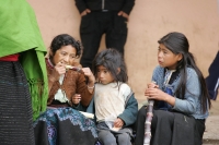 Las familias chamulas observan como se desarrollan las elecciones en los diferentes parajes de esta localidad de los altos de Chiapas, durante las elecciones extraordinarias para la elección a presidente municipal la cual se desarrolla en calma después de