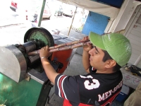 Viernes 4 de febrero. Los productores del ingenio San Francisco Pujiltic aprovechan los excedentes de la producción para elaborar bebidas nutritivas con la caña de azúcar, el cual es comercializado minoritariamente en las avenidas y calles de las principa