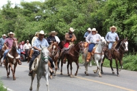 Viernes 24 de agoto del 2012. Venustiano Carranza. “La Cabalgata”. Los participantes de la Segunda Cabalgata de San Bartolome se realiza durante las fiestas patronales agrupando a los personajes principales y hacendados quienes recorren las rancherias dur