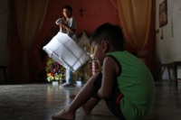 20230723. Suchiapa. Una familia realiza los preparativos para participar en las celebraciones patronales de Santa Ana y hacer el recorrido ritual del Baile de Caballito de Nanbayuli.