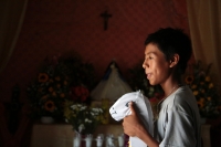 20230723. Suchiapa. Una familia realiza los preparativos para participar en las celebraciones patronales de Santa Ana y hacer el recorrido ritual del Baile de Caballito de Nanbayuli.