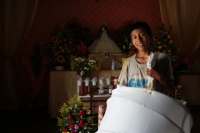 20230723. Suchiapa. Una familia realiza los preparativos para participar en las celebraciones patronales de Santa Ana y hacer el recorrido ritual del Baile de Caballito de Nanbayuli.