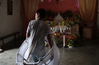 20230723. Suchiapa. Una familia realiza los preparativos para participar en las celebraciones patronales de Santa Ana y hacer el recorrido ritual del Baile de Caballito de Nanbayuli.
