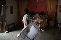 20230723. Suchiapa. Una familia realiza los preparativos para participar en las celebraciones patronales de Santa Ana y hacer el recorrido ritual del Baile de Caballito de Nanbayuli.