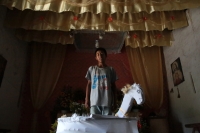 20230723. Suchiapa. Una familia realiza los preparativos para participar en las celebraciones patronales de Santa Ana y hacer el recorrido ritual del Baile de Caballito de Nanbayuli.