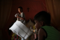 20230723. Suchiapa. Una familia realiza los preparativos para participar en las celebraciones patronales de Santa Ana y hacer el recorrido ritual del Baile de Caballito de Nanbayuli.