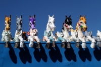 Viernes 21 de diciembre del 2018. Tuxtla Gutiérrez. Los caballitos de fibra de vidrio de la feria en turno llegan al parque central de la ciudad