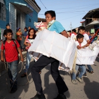 Lunes 25 de julio del 2016. Suchiapa. La Danza del Caballo Blanco o Nandayuli. Durante los festejos de Santa Ana en esta comunidad, los jóvenes bailan acompañados del ritmo de la carrizo y tambores en un vaivén frenético entre quienes representan caballos