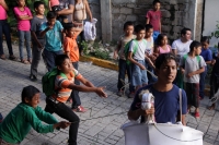 Lunes 25 de julio del 2016. Suchiapa. La Danza del Caballo Blanco o Nandayuli. Durante los festejos de Santa Ana en esta comunidad, los jóvenes bailan acompañados del ritmo de la carrizo y tambores en un vaivén frenético entre quienes representan caballos