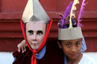 Sábado 11 de abril del 2015. Chiapa de Corzo. La danza del Ñumbañilí. Los jóvenes participantes de la Danza del Caballito se preparan este medio día para participar en el ritual prehispánico en honor a San Vicente Ferrer, a quien algunos de los frailes do