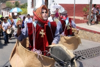 Sábado 11 de abril del 2015. Chiapa de Corzo. La danza del Ñumbañilí. Los jóvenes participantes de la Danza del Caballito se preparan este medio día para participar en el ritual prehispánico en honor a San Vicente Ferrer, a quien algunos de los frailes do