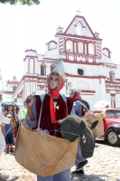 Sábado 11 de abril del 2015. Chiapa de Corzo. La danza del Ñumbañilí. Los jóvenes participantes de la Danza del Caballito se preparan este medio día para participar en el ritual prehispánico en honor a San Vicente Ferrer, a quien algunos de los frailes do