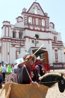 Sábado 11 de abril del 2015. Chiapa de Corzo. La danza del Ñumbañilí. Los jóvenes participantes de la Danza del Caballito se preparan este medio día para participar en el ritual prehispánico en honor a San Vicente Ferrer, a quien algunos de los frailes do