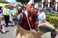 Sábado 11 de abril del 2015. Chiapa de Corzo. La danza del Ñumbañilí. Los jóvenes participantes de la Danza del Caballito se preparan este medio día para participar en el ritual prehispánico en honor a San Vicente Ferrer, a quien algunos de los frailes do
