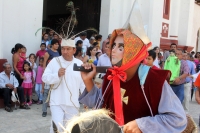Sábado 11 de abril del 2015. Chiapa de Corzo. La danza del Ñumbañilí. Los jóvenes participantes de la Danza del Caballito se preparan este medio día para participar en el ritual prehispánico en honor a San Vicente Ferrer, a quien algunos de los frailes do
