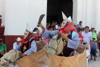 Sábado 11 de abril del 2015. Chiapa de Corzo. La danza del ÑumbañilÃ. Los jóvenes participantes de la Danza del Caballito se preparan este medio dÃa para participar en el ritual prehispánico en honor a San Vicente Ferrer, a quien algunos de los frailes do Sábado 11 de abril del 2015. Chiapa de Corzo. La danza del ÑumbañilÃ. Los jóvenes participantes de la Danza del Caballito se preparan este medio dÃa para participar en el ritual prehispánico en honor a San Vicente Ferrer, a quien algunos de los frailes do