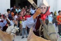Sábado 11 de abril del 2015. Chiapa de Corzo. La danza del Ñumbañilí. Los jóvenes participantes de la Danza del Caballito se preparan este medio día para participar en el ritual prehispánico en honor a San Vicente Ferrer, a quien algunos de los frailes do